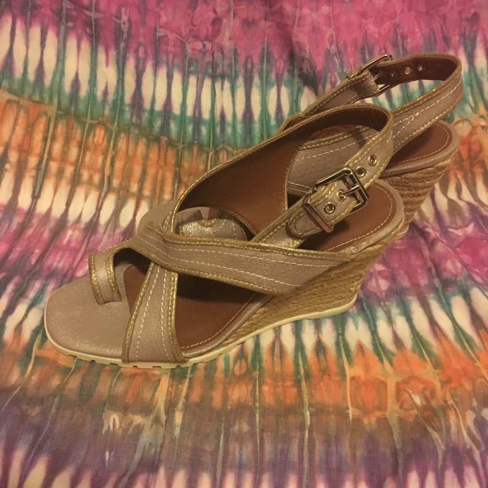 Donald J Pliner gold linen woven heel sandal. - Picture 4 of 4